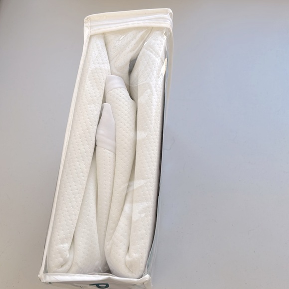 Plush Deluxe Premium Bamboo Mattress Protector Twin and Queen Size New - Picture 3 of 4